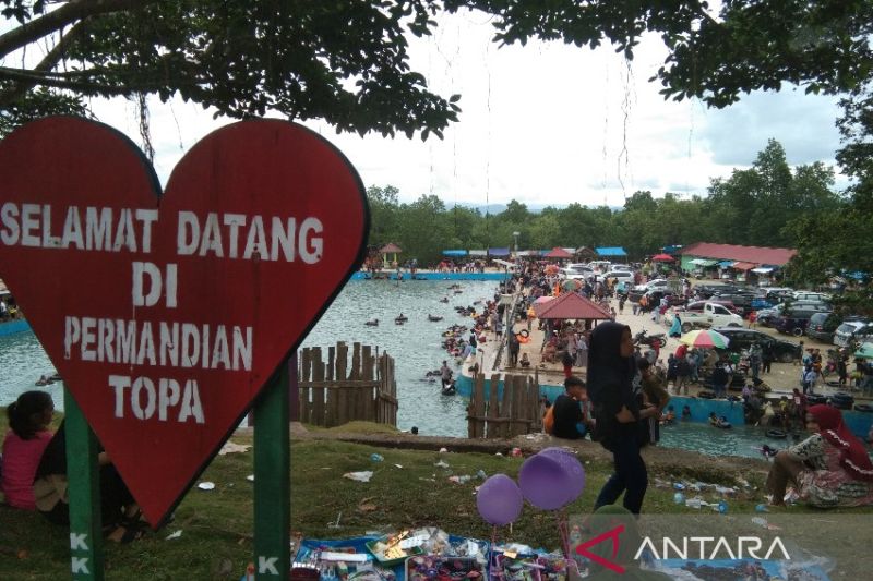 Tompa Ofoi via Antara News, 1. Air Terjun Menduru, 2. Permandian Panapa, 3. Danau Lowo, 4. Muara Bajoe, 5. Danau Tiu, 6. Goa Tamanoa Wawopada, 7. Istana Raja Mori, 8. Batu Payung, 9. Teluk Tomori, 10. Bukit Teletubies, 11. Pulau Togonteo, 12. Pantai Ungkea, 13. Air Terjun Boba, 14. Air Terjun Wera Blanga, 15. Hutan Pinus Tepotowoa, 16. Pulau Gurita, 17. Hutan Mangrove Koya, 18. Air Terjun Mataruttung, 19. Pemandian Lemboroma, 20. Pemandian Korowalelo, 21. Tompa Ofoi, 22. Pantai Jompi, 23. Pulau Rumbia, 24. Pulau Pengia