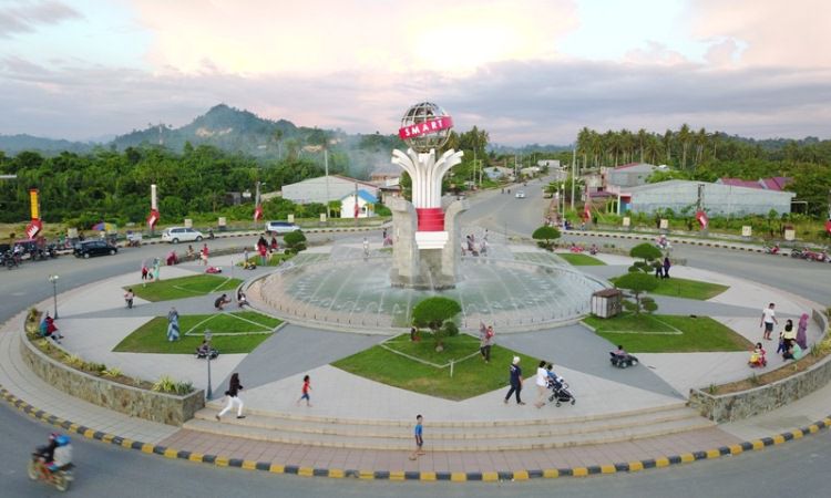 Tugu SMART via Okezone, 1. Pantai Pasangkayu dan Pantai Tanjung Babia, 2. Air Terjun Barubu, 3. Tugu SMART, 4. Air Terjun Kaluku Nangka, 5. Goa Lawah, 6. Pantai Batu Oge, 7. Wisata Vovasanggayu, 8. Pantai Cinoki, 9. Masjid Al-Madaniah Pasangkayu