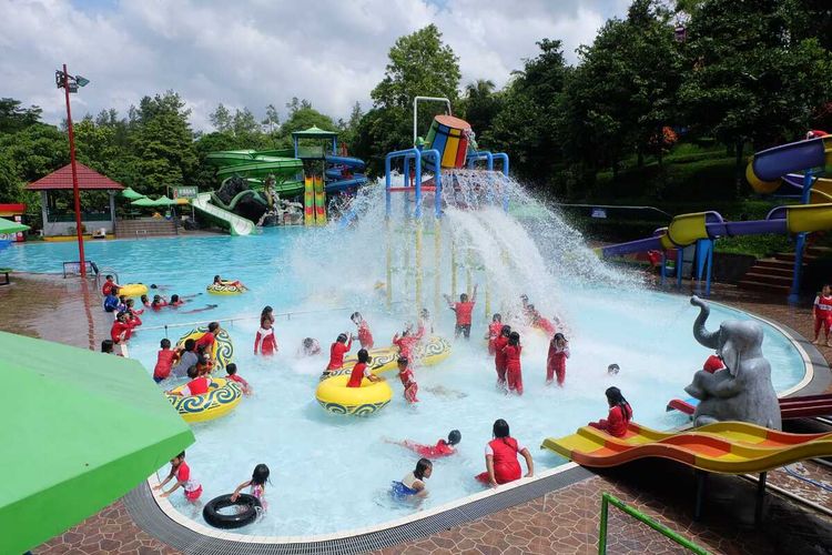 Wahana kolam renang di Taman Kyai Langgeng Ecopark Kota Magelang(KOMPAS.COM), 1. Candi Borobudur, 2. Rafting di Sungai Progo Atas, 3. Alun-alun Kota Magelang, 4. Air Terjun Kedung Kayang, 5. Taman Kyai Langgeng, 6. Ketep Pass, 7. Air Terjun Sekar Langit, 8. Rumah Kamera, 9. Candi Mendut, 10. Candi Pawon, 11. Gunung Andong, 12. Candi Selogriyo, 13. Gunung Tidar, 14. Curug Grenjengan Kembar, 15. Punthuk Setumbu, 16. Trekking Gunung Merbabu, 17. Curug Silawe, 18. Pemandian Air Hangat Candi Umbul, 19. Taman Badaan, 20. Museum Sudirman, 21. Pinusan Kragilan Magelang, 22. Candi Canggal, 23. Candi Ngawen, 24. Candi Lumbung, 25. Pemandian Kali Bening, 26. Air Terjun Kedung Kayangan, 27. Gardu Pandang Babadan, 28. Arung Jeram Kali Elo, 29. Telaga Bleder, 30. Gardu Pandang Bukit Barede, 31. Gardu Pandang Dlimas, 32. Gardu Pandang Mangli, 33. Sukmojoyo Hill, 34. Hutan Pinus Grenden, 35. Gereja Ayam di Dusun Gombong, 36. Punthuk Setumbu, 37. Kedung Sembrani, 38. Gunung Telomoyo, 39. Silancur Highland, 40. Bukit Grenden, 41. Curug Sigetik, 42. Puntuk Mangir Gunung Payung, 43. Bukit Rhema, 44. Hutan Pinus Wisata Mangli, 45. Jurang Jero, 46. OHD Museum, 47. Gunung Giyanti, 48. Curug Watu Ploso, 49. Klenteng Liong Hok Bio, 50. Curug Gleyor, 51. Punthuk Mongkrong, 52. Bukit Sleker, 53. Curug Lawang Kori, 54. Bukit kertojoyo, 55. Taman Ramadanu, 56. Puncak Seoloyo, 57. Taman Wisata Kopeng, 58. Bukit Gancik Selo Boyolali, 59. Gunung Sumbing, 60. Punthuk Kendil, 61. Bukit Harapan Cuntel, 62. Kebun Durian Candimulyo, 63. Jembatan Gantung Mangunsuko, 64. Air Terjun Goa Slandak, 65. Air Terjun Sumuran, 67. Museum Kapal Samudraraksa, 68. Karesidenan Kedu, 69. New Selo, 70. Taman Dewari, 71. Desa Wisata Candirejo, 72. Svargabumi Borobudur, 73. Awang-awang Telomoyo, 74. Ladon Little Island, 75. Candi Retno, 76. Wisata Petik Salak Gapoktan Ngudi Luhur, 77. Pesona Cempurung, 78. Gardu Pandang Cepogo, 79. Taman Garempong Bringin Kulon, 80. Sendang Mudal, 81. Curug Dlimas, 82. Museum Diponegoro, 83. Curug Sikencling, 84. Sendang Maren, 85. Citraelo Rafting, 86. Desa Wisata Ngawen, 87. Wisata Kulon Ndeso, 88. Taman Bunga Matahari, 89. Taman Hanya Untukmu, 90. Junkyard Autopark & Cafe, 91. Balkondes Ngadiharjo, 92. Banyuroto, 93. Bukit Dagi, 94. Jembatan Gantung Srowol, 95. Candi Asu, 96. Persawahan Permitan, 97. Bakorwil II Magelang, 98. Kebun Bibit Senopati
