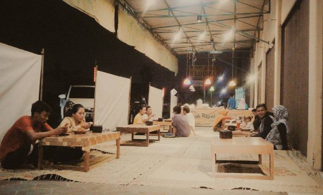 Warung Gmah Ripah via Instagram.com @gmahripah_klodran, 1. Sate Buntel Bu Bejo Nikmatnya Tiada Tara, 2. Mantapnya Tengkleng Klewer Bu Edi, 3. Timlo Sastro Mantapnya Legendaris, 4. Selat Mbak Lies yang Sehat dan Nikmat, 5. Manis dan Legit Serabi Notosuman, 6. Tahok Pak Citro yang Yummie Banget, 7. Sate Kere Yu Rebi, 8. Segarnya Es Dawet Telasih Bu Dermi, 9. Brambang Asem Yu Sum, 10. Gudeg Gudeg Margoyudan BU KASNO, 11. Bebek Goreng H Slamet, 12. Warung Gongso Pusat, 13. Rumah Makan Oh La Vita, 14. OW Omah Wedangan, 15. Rumah Makan Dapur Solo, 16. Mang Engking Solo, 17. Rumah Makan Nini Thowong, 18. Rumah Makan Adem Ayem, 19. Tiga Tjeret Cafe Solo, 20. Menu Sate Kambing Mbok Galak solo, 21. Nasi Liwet Bu Wongso Lemu Solo, 22. Galabo Solo, 23. Ayam Bakar “Ojo Gelo”, 24. Bakso Alex, 25. Warung Gmah Ripah, 26. Wedangan Bung Klithik, 27. Mom Milk, 28. EAternity, 29. Kawasan Taman Sriwedari, 30. Daegu Korean Grill, 31. Niagara Sushi, 32. Bale Padi Resto, 33. Diamond Cafe, 34. Seafood Pak Petruk, 35. Sate Buntel Tambak Segaran, 36. Pasar Malam Ngarsopuro, 37. Selat Viens Solo, 38. Soto Gading, 39. Sambel Tumpang Bu Kis, 40. Tahu Kupat Solihin, 41. Bakso Kadipolo, 42. Tahu Kupat Pak Gombloh