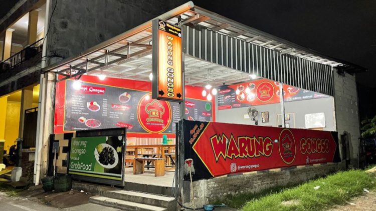 Warung Gongso Pusat, 1. Sate Buntel Bu Bejo Nikmatnya Tiada Tara, 2. Mantapnya Tengkleng Klewer Bu Edi, 3. Timlo Sastro Mantapnya Legendaris, 4. Selat Mbak Lies yang Sehat dan Nikmat, 5. Manis dan Legit Serabi Notosuman, 6. Tahok Pak Citro yang Yummie Banget, 7. Sate Kere Yu Rebi, 8. Segarnya Es Dawet Telasih Bu Dermi, 9. Brambang Asem Yu Sum, 10. Gudeg Gudeg Margoyudan BU KASNO, 11. Bebek Goreng H Slamet, 12. Warung Gongso Pusat, 13. Rumah Makan Oh La Vita, 14. OW Omah Wedangan, 15. Rumah Makan Dapur Solo, 16. Mang Engking Solo, 17. Rumah Makan Nini Thowong, 18. Rumah Makan Adem Ayem, 19. Tiga Tjeret Cafe Solo, 20. Menu Sate Kambing Mbok Galak solo, 21. Nasi Liwet Bu Wongso Lemu Solo, 22. Galabo Solo, 23. Ayam Bakar “Ojo Gelo”, 24. Bakso Alex, 25. Warung Gmah Ripah, 26. Wedangan Bung Klithik, 27. Mom Milk, 28. EAternity, 29. Kawasan Taman Sriwedari, 30. Daegu Korean Grill, 31. Niagara Sushi, 32. Bale Padi Resto, 33. Diamond Cafe, 34. Seafood Pak Petruk, 35. Sate Buntel Tambak Segaran, 36. Pasar Malam Ngarsopuro, 37. Selat Viens Solo, 38. Soto Gading, 39. Sambel Tumpang Bu Kis, 40. Tahu Kupat Solihin, 41. Bakso Kadipolo, 42. Tahu Kupat Pak Gombloh