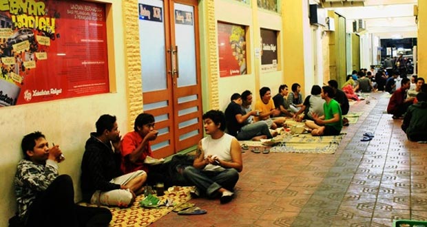 Wisata Angkringan KR, 1. Wisata Malioboro, 2. Wisata Tugu Jogja, 3. Wisata Sendratari Ramayana, 4. Wisata Pasar Seni Gabusan, 5. Wisata Titik Nol Kilometer, 6. Wisata Alun-Alun Utara (Altar), 7. Wisata Alun-Alun Kidul (Alkid), 8. Wisata Taman Pelangi, 9. Wisata Hutan Pinus Pengger, 10. Wisata Tebing Breksi, 11. Wisata Pintu Langit Dahromo, 12. Wisata Plengkung Gading, 13. Wisata Bukit Bintang, 14. Wisata Sindu Kusuma Edupark, 15. Wisata Bukit Paralayang Parangtritis, 16. Wisata Angkringan KR, 17. Puncak Becici, 18. Loko Coffee, 19. HeHa Sky View, 20. Festival of Light Kaliurang, 21. Angkringan Kopi Jos, 22. Cafe Joglo Watu Langit, 23. Raminten Cabaret Show, 24. Pasar Kangen, 25. Pantai Greweng, 26. Heha Ocean View, 27. Obelix Hills, 28. Tumpeng Menoreh