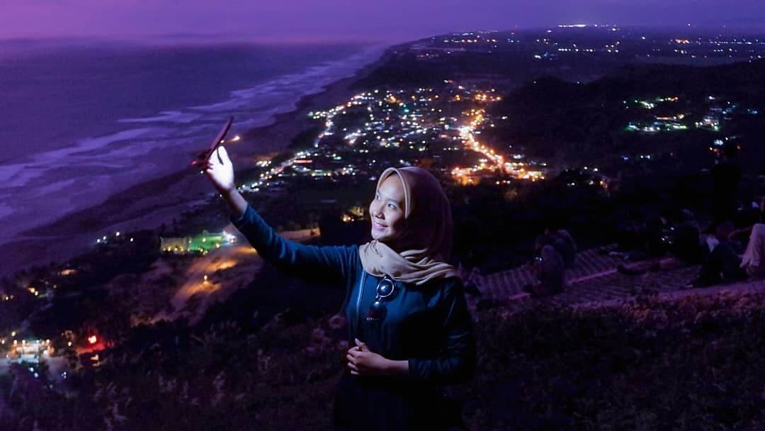 Wisata Bukit Paralayang Parangtritis, 1. Wisata Malioboro, 2. Wisata Tugu Jogja, 3. Wisata Sendratari Ramayana, 4. Wisata Pasar Seni Gabusan, 5. Wisata Titik Nol Kilometer, 6. Wisata Alun-Alun Utara (Altar), 7. Wisata Alun-Alun Kidul (Alkid), 8. Wisata Taman Pelangi, 9. Wisata Hutan Pinus Pengger, 10. Wisata Tebing Breksi, 11. Wisata Pintu Langit Dahromo, 12. Wisata Plengkung Gading, 13. Wisata Bukit Bintang, 14. Wisata Sindu Kusuma Edupark, 15. Wisata Bukit Paralayang Parangtritis, 16. Wisata Angkringan KR, 17. Puncak Becici, 18. Loko Coffee, 19. HeHa Sky View, 20. Festival of Light Kaliurang, 21. Angkringan Kopi Jos, 22. Cafe Joglo Watu Langit, 23. Raminten Cabaret Show, 24. Pasar Kangen, 25. Pantai Greweng, 26. Heha Ocean View, 27. Obelix Hills, 28. Tumpeng Menoreh