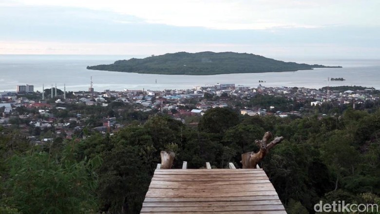 Wisata Kelapa Tujuh via Detik, 1. Pantai Lombang-lombang, 2. Pulau Karampuang, 3. Wisata Mangrove Bebanga, 4. Pantai Manakarra, 5. Pantai Tapandullu, 6. Air Terjun Tammasapi, 7. Taman Wisata Bukit Jati Gentungan, 8. Pantai Ujung Bulo, 9. Tanjung Ngalo, 10. Air Terjun Malute, 11. Pantai Palippis, 12. Wisata Kelapa Tujuh, 13. Wisata Panorama Mamuju, 14. Air Terjun Tamasapi, 15. Air Terjun Kalando, 16. Pantai Dato, 17. Pantai Rangas, 18. Wisata Pantai Galung, 19. Tanjung Losa, 20. Puncak Mamuju City, 21. Wisata Pantai Mangrove Ampallas, 22. Kampung Nelayan, 23. Bundaran Air Mancur Arteri, 24. Masjid Raya Syuhada
