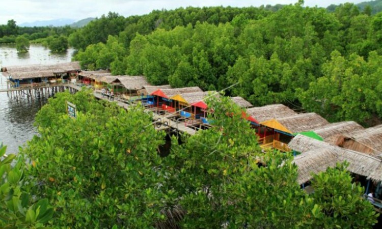 Wisata Mangrove Bebanga via Lendakhatulistiwa, 1. Pantai Lombang-lombang, 2. Pulau Karampuang, 3. Wisata Mangrove Bebanga, 4. Pantai Manakarra, 5. Pantai Tapandullu, 6. Air Terjun Tammasapi, 7. Taman Wisata Bukit Jati Gentungan, 8. Pantai Ujung Bulo, 9. Tanjung Ngalo, 10. Air Terjun Malute, 11. Pantai Palippis, 12. Wisata Kelapa Tujuh, 13. Wisata Panorama Mamuju, 14. Air Terjun Tamasapi, 15. Air Terjun Kalando, 16. Pantai Dato, 17. Pantai Rangas, 18. Wisata Pantai Galung, 19. Tanjung Losa, 20. Puncak Mamuju City, 21. Wisata Pantai Mangrove Ampallas, 22. Kampung Nelayan, 23. Bundaran Air Mancur Arteri, 24. Masjid Raya Syuhada