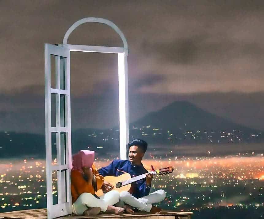 Wisata Pintu Langit Dahromo via Instagram.com @objek_wisata_jogja_, 1. Wisata Malioboro, 2. Wisata Tugu Jogja, 3. Wisata Sendratari Ramayana, 4. Wisata Pasar Seni Gabusan, 5. Wisata Titik Nol Kilometer, 6. Wisata Alun-Alun Utara (Altar), 7. Wisata Alun-Alun Kidul (Alkid), 8. Wisata Taman Pelangi, 9. Wisata Hutan Pinus Pengger, 10. Wisata Tebing Breksi, 11. Wisata Pintu Langit Dahromo, 12. Wisata Plengkung Gading, 13. Wisata Bukit Bintang, 14. Wisata Sindu Kusuma Edupark, 15. Wisata Bukit Paralayang Parangtritis, 16. Wisata Angkringan KR, 17. Puncak Becici, 18. Loko Coffee, 19. HeHa Sky View, 20. Festival of Light Kaliurang, 21. Angkringan Kopi Jos, 22. Cafe Joglo Watu Langit, 23. Raminten Cabaret Show, 24. Pasar Kangen, 25. Pantai Greweng, 26. Heha Ocean View, 27. Obelix Hills, 28. Tumpeng Menoreh