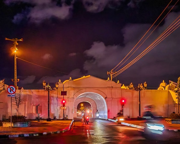 Wisata Plengkung Gading foto @fardeean_thias, 1. Taman Pintar, 2. Tugu Yogya, 3. Keraton Yogya, 4. Museum Sonobudoyo, 5. Titik Nol kilometer, 6. Mesjid Gedhe Kauman, 7. Pasar Beringharjo, 8. Museum Benteng Vredeburg, 9. Sentra Gudeg Wijilan, 10. Alun-alun Kidul, 11. Museum Kereta Kencana Keraton Yogya, 12. The House of Raminten, 13. Istana Air Tamansari Yogyakarta, 14. Kebun Binatang Gembira Loka, 15. Situs Warungboto, 16. Museum De Mata Trick Eye, 17. Alun-alun utara Jogjakarta, 18. Plengkung Gading, 19. Wisata Selfie Park Taman Pule Jogja, 20. Sindu Kusuma Edupark (SKE), 21. Monumen jogja Kembali (Monjali) dan Taman Lampion, 22. Trans Studio Mini, 23. Museum Dirgantara