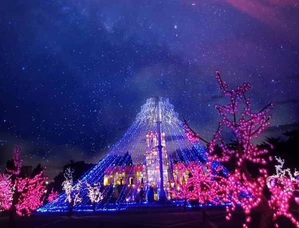 Wisata Taman Pelangi Fto @wisatasleman, 1. Wisata Malioboro, 2. Wisata Tugu Jogja, 3. Wisata Sendratari Ramayana, 4. Wisata Pasar Seni Gabusan, 5. Wisata Titik Nol Kilometer, 6. Wisata Alun-Alun Utara (Altar), 7. Wisata Alun-Alun Kidul (Alkid), 8. Wisata Taman Pelangi, 9. Wisata Hutan Pinus Pengger, 10. Wisata Tebing Breksi, 11. Wisata Pintu Langit Dahromo, 12. Wisata Plengkung Gading, 13. Wisata Bukit Bintang, 14. Wisata Sindu Kusuma Edupark, 15. Wisata Bukit Paralayang Parangtritis, 16. Wisata Angkringan KR, 17. Puncak Becici, 18. Loko Coffee, 19. HeHa Sky View, 20. Festival of Light Kaliurang, 21. Angkringan Kopi Jos, 22. Cafe Joglo Watu Langit, 23. Raminten Cabaret Show, 24. Pasar Kangen, 25. Pantai Greweng, 26. Heha Ocean View, 27. Obelix Hills, 28. Tumpeng Menoreh