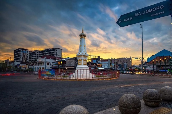 Wisata Tugu Jogja Foto @jogjaistimewa, 1. Wisata Malioboro, 2. Wisata Tugu Jogja, 3. Wisata Sendratari Ramayana, 4. Wisata Pasar Seni Gabusan, 5. Wisata Titik Nol Kilometer, 6. Wisata Alun-Alun Utara (Altar), 7. Wisata Alun-Alun Kidul (Alkid), 8. Wisata Taman Pelangi, 9. Wisata Hutan Pinus Pengger, 10. Wisata Tebing Breksi, 11. Wisata Pintu Langit Dahromo, 12. Wisata Plengkung Gading, 13. Wisata Bukit Bintang, 14. Wisata Sindu Kusuma Edupark, 15. Wisata Bukit Paralayang Parangtritis, 16. Wisata Angkringan KR, 17. Puncak Becici, 18. Loko Coffee, 19. HeHa Sky View, 20. Festival of Light Kaliurang, 21. Angkringan Kopi Jos, 22. Cafe Joglo Watu Langit, 23. Raminten Cabaret Show, 24. Pasar Kangen, 25. Pantai Greweng, 26. Heha Ocean View, 27. Obelix Hills, 28. Tumpeng Menoreh