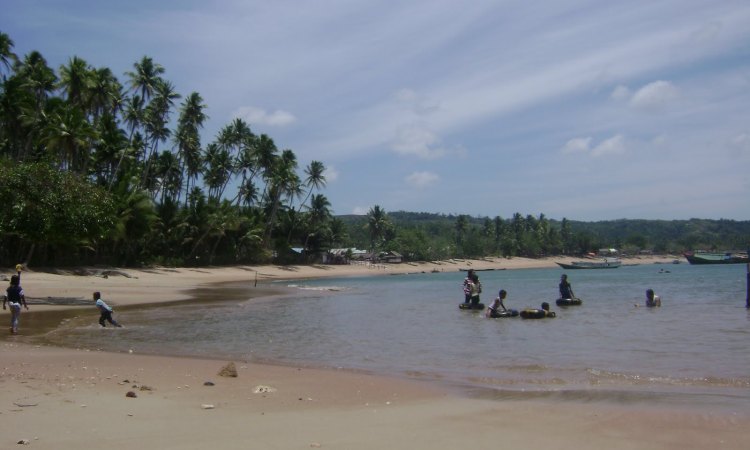Wisata ke Pantai Mandel