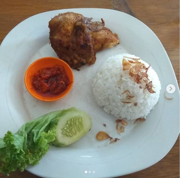Ayam Bakar Win Net via Instagram.com @hobimaman_id, 1. Bebek Kaleyo, 2. Bubur Ayam Barito, 3. Warung MJS, 4. Warteg Warmo, 5. Seafood 68 Santa, 6. Ikan Bakar Cianjur, 7. Plataran Dharmawangsa, 8. Ketoprak Ciragil &amp; Baso, Siomay Jhony, 9. Abunawas Restaurant – Kemang, 10. Mie Ayam Bakso Yunus, 11. Soto Betawi Haji Husen, 12. Roti Bakar Eddy Blok M, 13. Nasi Goreng Kebuli Apjay, 14. Sate Sambas, 15. Soto Kudus Blok M, 16. Bakso Boedjangan, 17. Gultik Blok M Plaza Pak Agus Budi, 18. Sop Kaki Kambing Bang Anen, 19. Dia.Lo.Gue, 20. Soto Ayam Ambengan Pak Sadi Asli, 21. Lele Crispy, 22. Restoran Garuda (Padang Cuisine), 23. Sarang Oci Restoran Manado, 24. Waroeng Aceh Kemang, 25. Warung Nagih, 26. Bebek Malio, 27. Namaaz Dining, 28. Daun Muda Soulfood, 29. Smarapura Traditional Resto, 30. Omah Pincuk, 31. Sop Buntut Ibu Samino, 32. Bakso Gondrong, 33. Seafood 45, 34. Nasi Goreng Warung Bhakti, 35. Nasi Uduk Ayam Goreng Kampung Melayu, 36. Coto Makassar Ampera Daeng Memang, 37. Sate Ayam dan Kambing RSPP H. Romli, 38. The Brotherhood, 39. Sophie Authentique, 40. Iga Bagus, 41. Ayam Bakar Win Net, 42. HaloNiko, 43. Nasi Goreng Muncul Malam, 44. Nasi Goreng Warna Warni Ijo Thole, 45. Nasi Goreng Kebuli Bom Bom, 46. Sate Ayam Barokah Khas Madura, 47. Angkringan Blok M Square, 48. Warung Nasi Uduk Betawi H. Satiri, 49. Nasi Ulam &amp; Nasi Uduk Ibu Yoyo, 50. Warung Pedes, 51. Warung Berkah Ibu Mudo Ayu, 52. Pocut Dara Pancoran
