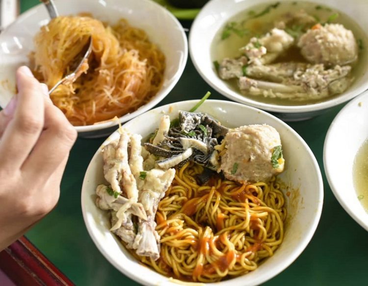 Bakso Ceker Braga, 1. Marugame Udon, 2. Warung Upnormal, 3. Warung Tutug, 4. Tempat tinggal Makan Kandang Ayam, 5. Cabe Rawit (Cawit), 6. Kopi Endeus, 7. District 29, 8. Bakso Rusuk Samanhudi, 9. Iga Bakar Si Jangkung, 10. Bakso Ceker Braga, 11. Food Street di Sepanjang Jalan CIbadak, 12. Roti Bakar 234 Gang Kote, 13. Sate dan Gule Kambing H.M Harris, 14. Sambal Bakar Mang Ujang, 15. Warung Steak Si Mantan, 16. Kangen Grill, 17. DU Dimsum Bandung, 18. Perkedel Bondon, 19. AA Bistik, 20. Nasi Kalong, 21. Ronde Alkateri, 22. Zona Merah Sukajadi, 23. Bubur Ayam Pa’ Otong, 24. McDurens, 26. Nasi Kuning Pungkur, 27. Sate Bu Ngantuk, 28. Sate Maulana Yusuf, 29. Bubur Bejo, 30. Nasi Goreng Aep’s, 31. Sudirman Street Day and Night Market, 32. RM Megawati, 33. Sate Dj, 34. Warung Jagung Bakar Doel, 35. Warung Nasi Ibu Imas, 36. Bober Café, 27. Surabi Rock Jadul