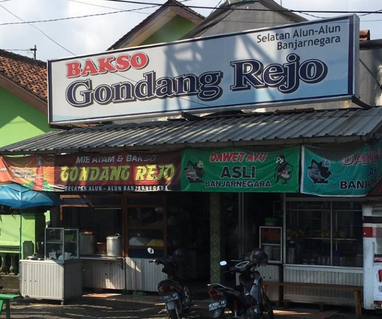 Bakso Gondang Rejo via Twitter, 1. RM Saung Bu Mansur, 2. Bebek Goreng H. Slamet, 3. Kopi Sabin, 4. Rumah Makan Sari Rahayu, 5. Oemah Tahu, 6. Neko Sushi, 7. Dapoer Central, 8. Rumah Makan Pondok Gurih, 9. Kedai Woeloeng Semampir, 10. Kedai Woeloeng, 11. Ayam SaKo, 12. Soto Krandegan Bpk. Aping, 13. Bakso Bu Tomo, 14. Serabine.Co, 15. Soto Bancar 1, 16. Warkope Nyong, 17. Nangkringan, 18. Kedai Ireng Banjarnegara, 19. Mie Ongklok Pak Tugi, 20. Padhang Wulan Coffee and Eatery, 21. Pikasto (Resto Pinggir Kali Serayu), 22. Bakso Gondang Rejo, 23. Ian Ozora Cafe, 24. Kun Cafe , 25. Queen Coffee, 26. Ethnic Cafe &amp; Oriental 99, 27. Rumah Kopi Banjarnegara, 28. Warung Buntil Mbah Abu