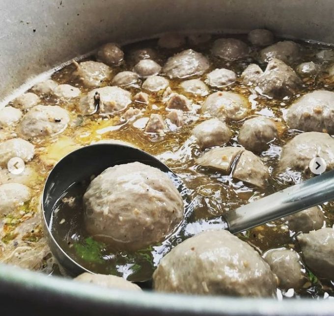 Bakso Gondrong via Instagram.com @jajanbakso, 1. Bebek Kaleyo, 2. Bubur Ayam Barito, 3. Warung MJS, 4. Warteg Warmo, 5. Seafood 68 Santa, 6. Ikan Bakar Cianjur, 7. Plataran Dharmawangsa, 8. Ketoprak Ciragil &amp; Baso, Siomay Jhony, 9. Abunawas Restaurant – Kemang, 10. Mie Ayam Bakso Yunus, 11. Soto Betawi Haji Husen, 12. Roti Bakar Eddy Blok M, 13. Nasi Goreng Kebuli Apjay, 14. Sate Sambas, 15. Soto Kudus Blok M, 16. Bakso Boedjangan, 17. Gultik Blok M Plaza Pak Agus Budi, 18. Sop Kaki Kambing Bang Anen, 19. Dia.Lo.Gue, 20. Soto Ayam Ambengan Pak Sadi Asli, 21. Lele Crispy, 22. Restoran Garuda (Padang Cuisine), 23. Sarang Oci Restoran Manado, 24. Waroeng Aceh Kemang, 25. Warung Nagih, 26. Bebek Malio, 27. Namaaz Dining, 28. Daun Muda Soulfood, 29. Smarapura Traditional Resto, 30. Omah Pincuk, 31. Sop Buntut Ibu Samino, 32. Bakso Gondrong, 33. Seafood 45, 34. Nasi Goreng Warung Bhakti, 35. Nasi Uduk Ayam Goreng Kampung Melayu, 36. Coto Makassar Ampera Daeng Memang, 37. Sate Ayam dan Kambing RSPP H. Romli, 38. The Brotherhood, 39. Sophie Authentique, 40. Iga Bagus, 41. Ayam Bakar Win Net, 42. HaloNiko, 43. Nasi Goreng Muncul Malam, 44. Nasi Goreng Warna Warni Ijo Thole, 45. Nasi Goreng Kebuli Bom Bom, 46. Sate Ayam Barokah Khas Madura, 47. Angkringan Blok M Square, 48. Warung Nasi Uduk Betawi H. Satiri, 49. Nasi Ulam &amp; Nasi Uduk Ibu Yoyo, 50. Warung Pedes, 51. Warung Berkah Ibu Mudo Ayu, 52. Pocut Dara Pancoran