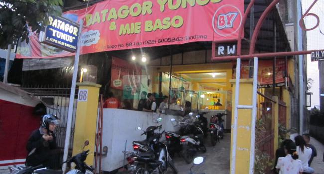 Batagor Haji Yunus via Pikiran Rakyat, 1. Restoran Braga Permai, 2. Mie Rica Kejaksaan, 3. Soto Ahri Bandung, 4. Kue Balok Cihapit Mang Udju, 5. Warung Taru, 6. Nasi Kuning Sumur Bandung, 7. Warung Utem, 8. Sate Jando, 9. Bubur Ayam Mang H. Oyo, 10. Lontong Sayur Padang Dipatiukur, 11. Kupat Tahu Lontong Kari Cicendo, 12. Bubur Ayam Jalaprang, 13. Sate Hadori, 14. Soto Ojolali, 15. Bubur Ayam Gibbas, 16. Kue Ape Family, 17. Kolak Campur Ibu Sari, 18. Kembang Tahu Alkateri, 19. Bubur Ayam Kang Dedi, 20. Bubur Ayam H Amid, 21. Restoran Kehidupan Tidak Pernah Berakhir, 22. Batagor Haji Yunus, 23. Sari Sari – Aneka Kue Jajan Pasar, 24. Soto Sedap Boyolali, 25. Lontong Kari Ayam Bu Sri, 26. Lotek Kalipah Apo 42, 27. Nasi Goreng Aep’s, 28. Bubur Ayam Serburame, 29. Gudeg Jogja, 30. Toko Roti & Kuweh Sidodadi (Toko Sidodadi Roti & Kue), 31. Bubur Ayam Bejo, 32. Gado-Gado Teuku Angkasa / Gado-Gado Tengku Angkasa, 33. Warung Nasi SPG, 34. Warung Nasi Ibu Imas, 35. Roti Gempol, 36. Lotek Mahmud, 37. Cafe Madtari, 38. Warung Kopi Purnama, 39. Kupat Tahu Gempol, 40. Lontong Kari Kebon Karet, 41. Warung Bu Eha, 42. Surabi Cihapit