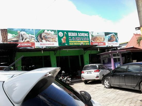 Bebek Goreng H. Slamet via Tripadvisor - Tempat Makan di Banjarnegara, 1. RM Saung Bu Mansur, 2. Bebek Goreng H. Slamet, 3. Kopi Sabin, 4. Rumah Makan Sari Rahayu, 5. Oemah Tahu, 6. Neko Sushi, 7. Dapoer Central, 8. Rumah Makan Pondok Gurih, 9. Kedai Woeloeng Semampir, 10. Kedai Woeloeng, 11. Ayam SaKo, 12. Soto Krandegan Bpk. Aping, 13. Bakso Bu Tomo, 14. Serabine.Co, 15. Soto Bancar 1, 16. Warkope Nyong, 17. Nangkringan, 18. Kedai Ireng Banjarnegara, 19. Mie Ongklok Pak Tugi, 20. Padhang Wulan Coffee and Eatery, 21. Pikasto (Resto Pinggir Kali Serayu), 22. Bakso Gondang Rejo, 23. Ian Ozora Cafe, 24. Kun Cafe , 25. Queen Coffee, 26. Ethnic Cafe &amp; Oriental 99, 27. Rumah Kopi Banjarnegara, 28. Warung Buntil Mbah Abu
