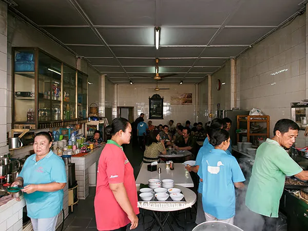 Bihun Bebek Kumango via Makan Mana, 1. Soto Kesawan Enak Tenan, 2. Mie Ayam Jamur Kumango, 3. Warkop Elisabeth (Tutup), 4. Lontong Kak Lin, 5. Mie Balap Wahidin, 6. Restoran Tabona, 7. Tip Top Restoran, 8. Sop Sumsum Langsa, 9. Seafood jalan Wajir, 10. Mie Aceh Titi Bobrok, 11. Ayam Pepes Medan, 12. Rumah Makan Pohon Pisang, 13. Mie Ayam Jamur Amigos, 14. Jambul Seafood, 15. Nasi Ayam Mama Koki, 16. Cha Sio Afoek 88, 17. Fuk Yen Cheong Fun, 18. Rumah Makan Sipirok, 19. OnDo Grill Batak, 20. Bihun Bebek Kumango, 21. Sate Memeng, 22. Restoran Nelayan, 23. Medan Walk, 24. RM. Sinar Pagi, 25. Socrates Vegan, 26. Dim Sum Ayong, 27. Tongs Soy Milk & Beancurd, 28. Pondok Lesehan Keluarga Sedap Mantap, 29. Daebak Korean BBQ Restaurant, 30. Sushi Boat, 31. Es Cream Fountain Medan, 32. Martabak Yurich, 33. Kuliner di Jalan Ring Road, 34. City Ice Cream, 35. Kopi Ong