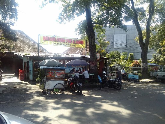 Bubur Ayam H Amid via Tripadvisor, 1. Restoran Braga Permai, 2. Mie Rica Kejaksaan, 3. Soto Ahri Bandung, 4. Kue Balok Cihapit Mang Udju, 5. Warung Taru, 6. Nasi Kuning Sumur Bandung, 7. Warung Utem, 8. Sate Jando, 9. Bubur Ayam Mang H. Oyo, 10. Lontong Sayur Padang Dipatiukur, 11. Kupat Tahu Lontong Kari Cicendo, 12. Bubur Ayam Jalaprang, 13. Sate Hadori, 14. Soto Ojolali, 15. Bubur Ayam Gibbas, 16. Kue Ape Family, 17. Kolak Campur Ibu Sari, 18. Kembang Tahu Alkateri, 19. Bubur Ayam Kang Dedi, 20. Bubur Ayam H Amid, 21. Restoran Kehidupan Tidak Pernah Berakhir, 22. Batagor Haji Yunus, 23. Sari Sari – Aneka Kue Jajan Pasar, 24. Soto Sedap Boyolali, 25. Lontong Kari Ayam Bu Sri, 26. Lotek Kalipah Apo 42, 27. Nasi Goreng Aep’s, 28. Bubur Ayam Serburame, 29. Gudeg Jogja, 30. Toko Roti & Kuweh Sidodadi (Toko Sidodadi Roti & Kue), 31. Bubur Ayam Bejo, 32. Gado-Gado Teuku Angkasa / Gado-Gado Tengku Angkasa, 33. Warung Nasi SPG, 34. Warung Nasi Ibu Imas, 35. Roti Gempol, 36. Lotek Mahmud, 37. Cafe Madtari, 38. Warung Kopi Purnama, 39. Kupat Tahu Gempol, 40. Lontong Kari Kebon Karet, 41. Warung Bu Eha, 42. Surabi Cihapit