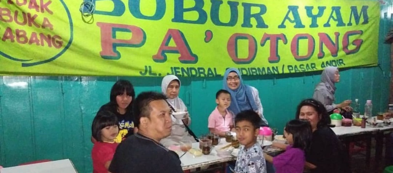 Bubur Ayam Pa’ Otong - Tempat Kuliner Malam di Bandung Paing Enak, 1. Marugame Udon, 2. Warung Upnormal, 3. Warung Tutug, 4. Tempat tinggal Makan Kandang Ayam, 5. Cabe Rawit (Cawit), 6. Kopi Endeus, 7. District 29, 8. Bakso Rusuk Samanhudi, 9. Iga Bakar Si Jangkung, 10. Bakso Ceker Braga, 11. Food Street di Sepanjang Jalan CIbadak, 12. Roti Bakar 234 Gang Kote, 13. Sate dan Gule Kambing H.M Harris, 14. Sambal Bakar Mang Ujang, 15. Warung Steak Si Mantan, 16. Kangen Grill, 17. DU Dimsum Bandung, 18. Perkedel Bondon, 19. AA Bistik, 20. Nasi Kalong, 21. Ronde Alkateri, 22. Zona Merah Sukajadi, 23. Bubur Ayam Pa’ Otong, 24. McDurens, 26. Nasi Kuning Pungkur, 27. Sate Bu Ngantuk, 28. Sate Maulana Yusuf, 29. Bubur Bejo, 30. Nasi Goreng Aep’s, 31. Sudirman Street Day and Night Market, 32. RM Megawati, 33. Sate Dj, 34. Warung Jagung Bakar Doel, 35. Warung Nasi Ibu Imas, 36. Bober Café, 27. Surabi Rock Jadul