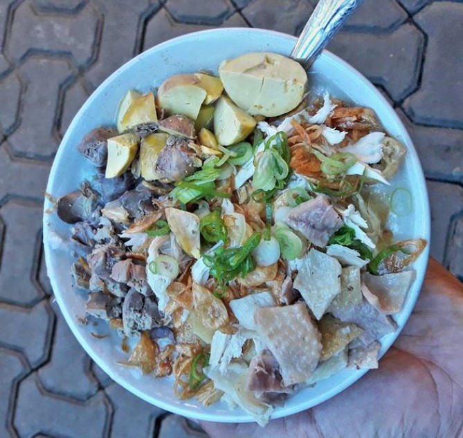 Bubur Ayam Serburame via Instagram.com @rendra.zed_dravgr, 1. Restoran Braga Permai, 2. Mie Rica Kejaksaan, 3. Soto Ahri Bandung, 4. Kue Balok Cihapit Mang Udju, 5. Warung Taru, 6. Nasi Kuning Sumur Bandung, 7. Warung Utem, 8. Sate Jando, 9. Bubur Ayam Mang H. Oyo, 10. Lontong Sayur Padang Dipatiukur, 11. Kupat Tahu Lontong Kari Cicendo, 12. Bubur Ayam Jalaprang, 13. Sate Hadori, 14. Soto Ojolali, 15. Bubur Ayam Gibbas, 16. Kue Ape Family, 17. Kolak Campur Ibu Sari, 18. Kembang Tahu Alkateri, 19. Bubur Ayam Kang Dedi, 20. Bubur Ayam H Amid, 21. Restoran Kehidupan Tidak Pernah Berakhir, 22. Batagor Haji Yunus, 23. Sari Sari – Aneka Kue Jajan Pasar, 24. Soto Sedap Boyolali, 25. Lontong Kari Ayam Bu Sri, 26. Lotek Kalipah Apo 42, 27. Nasi Goreng Aep’s, 28. Bubur Ayam Serburame, 29. Gudeg Jogja, 30. Toko Roti & Kuweh Sidodadi (Toko Sidodadi Roti & Kue), 31. Bubur Ayam Bejo, 32. Gado-Gado Teuku Angkasa / Gado-Gado Tengku Angkasa, 33. Warung Nasi SPG, 34. Warung Nasi Ibu Imas, 35. Roti Gempol, 36. Lotek Mahmud, 37. Cafe Madtari, 38. Warung Kopi Purnama, 39. Kupat Tahu Gempol, 40. Lontong Kari Kebon Karet, 41. Warung Bu Eha, 42. Surabi Cihapit