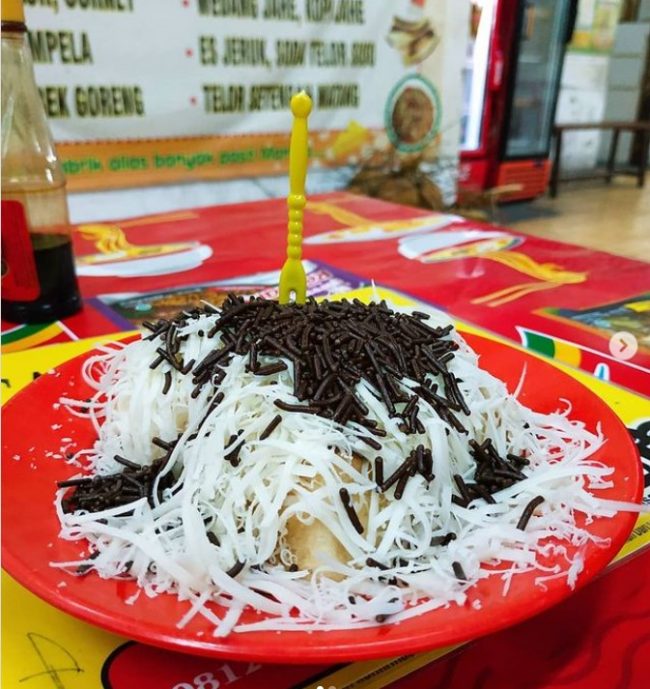 Cafe Madtari via Instagram.com @yesiintasari, 1. Restoran Braga Permai, 2. Mie Rica Kejaksaan, 3. Soto Ahri Bandung, 4. Kue Balok Cihapit Mang Udju, 5. Warung Taru, 6. Nasi Kuning Sumur Bandung, 7. Warung Utem, 8. Sate Jando, 9. Bubur Ayam Mang H. Oyo, 10. Lontong Sayur Padang Dipatiukur, 11. Kupat Tahu Lontong Kari Cicendo, 12. Bubur Ayam Jalaprang, 13. Sate Hadori, 14. Soto Ojolali, 15. Bubur Ayam Gibbas, 16. Kue Ape Family, 17. Kolak Campur Ibu Sari, 18. Kembang Tahu Alkateri, 19. Bubur Ayam Kang Dedi, 20. Bubur Ayam H Amid, 21. Restoran Kehidupan Tidak Pernah Berakhir, 22. Batagor Haji Yunus, 23. Sari Sari – Aneka Kue Jajan Pasar, 24. Soto Sedap Boyolali, 25. Lontong Kari Ayam Bu Sri, 26. Lotek Kalipah Apo 42, 27. Nasi Goreng Aep’s, 28. Bubur Ayam Serburame, 29. Gudeg Jogja, 30. Toko Roti & Kuweh Sidodadi (Toko Sidodadi Roti & Kue), 31. Bubur Ayam Bejo, 32. Gado-Gado Teuku Angkasa / Gado-Gado Tengku Angkasa, 33. Warung Nasi SPG, 34. Warung Nasi Ibu Imas, 35. Roti Gempol, 36. Lotek Mahmud, 37. Cafe Madtari, 38. Warung Kopi Purnama, 39. Kupat Tahu Gempol, 40. Lontong Kari Kebon Karet, 41. Warung Bu Eha, 42. Surabi Cihapit