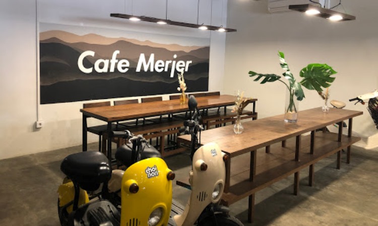 Cafe Merjer via Google Mapas (Penulis Cemen), 1. KIOSK MEAT & GRILL RESTAURANT, 2. Marawa Beach Club, 3. Rimbun Espresso & Brew Bar, 4. Kedai Cisangkuy GOR, 5. V Coffee, 6. Safari Garden Cafe & Restaurant, 7. Kedai Mie Ramen & Sushi, 8. Kubik Koffie, 9. Rumah Sukokopi, 10. Mandy’s Ice cream & Cafe, 11. Padang Old Town Resto Gallery, 12. Bacarito Kopi, 13. Cafe Merjer, 14. Yangi Beach Café, 15. Mama Okky Coffee dan Resto, 16. Menyala Coffee & Roastery, 17. The Rang Awak, 18. Pavilon Coffee, 19. Ateh Pagu Cafe & Resto, 20. Level 8 Cafe & Lounge, 21. Alter Cafe and Studio, 22. Mie Ramen Bandung Café, 23. Chocolate Changer UPI