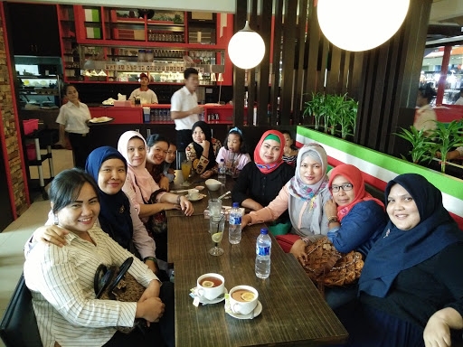 - Tempat Makan di Medan, 1. Soto Kesawan Enak Tenan, 2. Mie Ayam Jamur Kumango, 3. Warkop Elisabeth (Tutup), 4. Lontong Kak Lin, 5. Mie Balap Wahidin, 6. Restoran Tabona, 7. Tip Top Restoran, 8. Sop Sumsum Langsa, 9. Seafood jalan Wajir, 10. Mie Aceh Titi Bobrok, 11. Ayam Pepes Medan, 12. Rumah Makan Pohon Pisang, 13. Mie Ayam Jamur Amigos, 14. Jambul Seafood, 15. Nasi Ayam Mama Koki, 16. Cha Sio Afoek 88, 17. Fuk Yen Cheong Fun, 18. Rumah Makan Sipirok, 19. OnDo Grill Batak, 20. Bihun Bebek Kumango, 21. Sate Memeng, 22. Restoran Nelayan, 23. Medan Walk, 24. RM. Sinar Pagi, 25. Socrates Vegan, 26. Dim Sum Ayong, 27. Tongs Soy Milk & Beancurd, 28. Pondok Lesehan Keluarga Sedap Mantap, 29. Daebak Korean BBQ Restaurant, 30. Sushi Boat, 31. Es Cream Fountain Medan, 32. Martabak Yurich, 33. Kuliner di Jalan Ring Road, 34. City Ice Cream, 35. Kopi Ong
