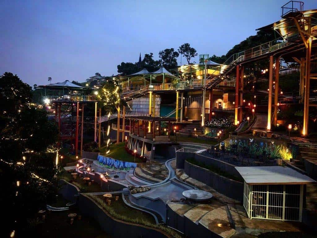 D’Dieuland, 1. Warung Langit, 2. Mercusuar Cafe and Resto, 3. Hutan Menyala Djuanda Bandung, 4. Caringin Tilu ( Cartil ), 5. Puncak Ciumbuleuit ( Punclut Bandung ), 6. Dago Tea House, 7. Geger Bintang Matahari Gunung Putri, 9. Gedung Sate, 10. Jalan Braga, 11. Alun – Alun Kota Bandung, 12. Kampung Daun, 13. Lampion Park, 14. Cikapundung River Spot, 15. Lembang Wonderland, 16. Lereng Anteng Panoramic, 17. D’Dieuland, 18. Mountain Breeze, 19. Taman Vanda, 20. Dago Bakery, 21. Kiara Artha Park, 22. Wisata Puncak Bintang