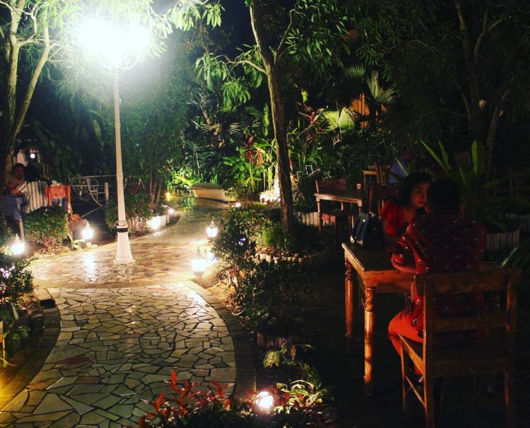 Gardenia Resto - 18 Restoran Fine Dining di Malang Paling Romantis &amp; Mewah, 1. Nine House Kitchen Alfresco, 2. The Arbanat Kitchen Café Lounge, 3. Signora Pasta Malang, 4. Saigonsan, Hotel Tugu Malang, 5. Bukit Delight Restaurant, 6. OURA Restaurant, 7.  HABBIT Eatery Coffee &amp; Beer (Non HALAL), 8. Madame Wang Secret Garden, 9. Jardin Restaurant, 10. Hungry Kitten Authentic Steakhouse Grill, 11. Djati Lounge Malang, 12. Javanine Resto Malang, 13. Taman Indie Resto, 14. Rawon Nguling, 15. Depot Gang Djangkrik, 16. Inggil Museum Resto, 17. Melati Restaurant, 18. Gardenia Resto (Tutup), 19. Sky Room Dining Lounge