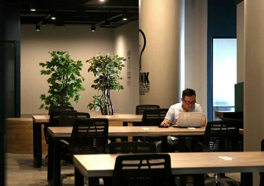 Genius Idea Semarang, 1. SoVoism, 2. Excelllenz Holzic – Office &amp; Training Centre, 3. Genius Idea Semarang, 4. Collabox Creative Hub, 5. Holzic – Office &amp; Training Centre, 6. Atwork Office &amp; Meeting Space, 7. Hetero Space, 8. DS CoWork Peterongan, 9. Cordova Edupartment, 10. TERRACASSA Business Center, 11. A+ Study Room Cafe, 12. Makabana Coffee &amp; Co-working Space