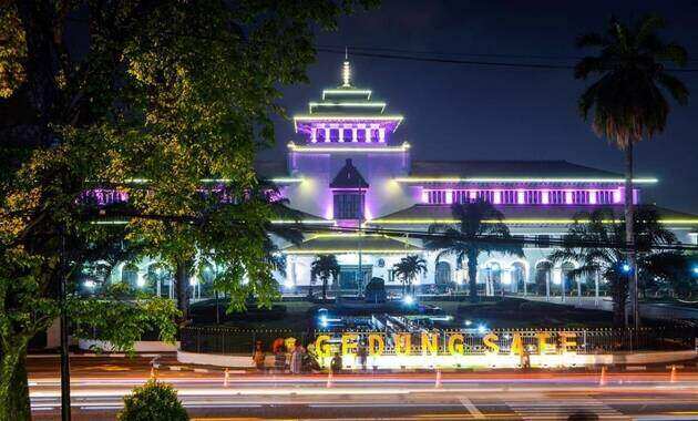 Gedung Sate, 1. Wisata Puncak Bintang, 2. Kuliner Malam Sudirman Street, 3. Jalan Braga, 4. Kampung Daun, 5. Lereng Anteng Panoramic, 6. Caringin Tilu ( Cartil ), 7. Bukit Teropong Indah, 8. Gedung Sate, 9. Alun-alun Bandung, 10. Orchid Forest Cikole