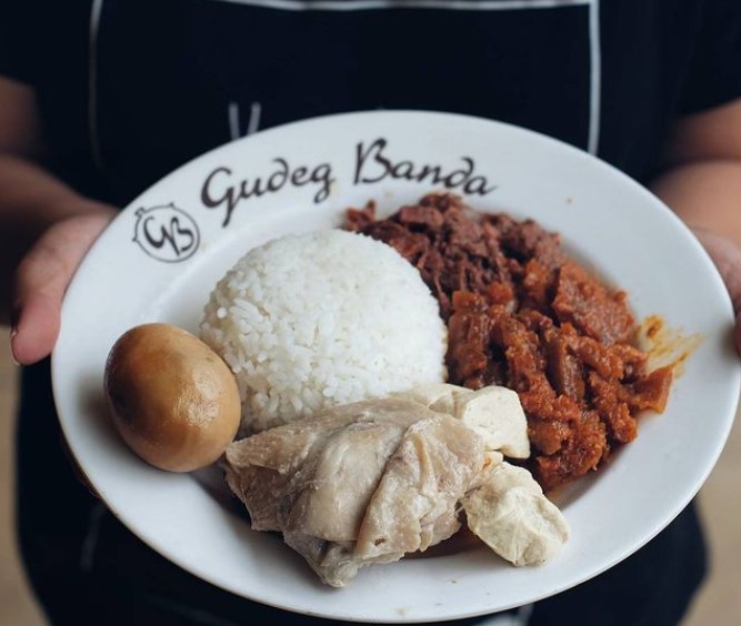 Gudeg Jogja via Instagram.com @duniakulinerbdg, 1. Restoran Braga Permai, 2. Mie Rica Kejaksaan, 3. Soto Ahri Bandung, 4. Kue Balok Cihapit Mang Udju, 5. Warung Taru, 6. Nasi Kuning Sumur Bandung, 7. Warung Utem, 8. Sate Jando, 9. Bubur Ayam Mang H. Oyo, 10. Lontong Sayur Padang Dipatiukur, 11. Kupat Tahu Lontong Kari Cicendo, 12. Bubur Ayam Jalaprang, 13. Sate Hadori, 14. Soto Ojolali, 15. Bubur Ayam Gibbas, 16. Kue Ape Family, 17. Kolak Campur Ibu Sari, 18. Kembang Tahu Alkateri, 19. Bubur Ayam Kang Dedi, 20. Bubur Ayam H Amid, 21. Restoran Kehidupan Tidak Pernah Berakhir, 22. Batagor Haji Yunus, 23. Sari Sari – Aneka Kue Jajan Pasar, 24. Soto Sedap Boyolali, 25. Lontong Kari Ayam Bu Sri, 26. Lotek Kalipah Apo 42, 27. Nasi Goreng Aep’s, 28. Bubur Ayam Serburame, 29. Gudeg Jogja, 30. Toko Roti & Kuweh Sidodadi (Toko Sidodadi Roti & Kue), 31. Bubur Ayam Bejo, 32. Gado-Gado Teuku Angkasa / Gado-Gado Tengku Angkasa, 33. Warung Nasi SPG, 34. Warung Nasi Ibu Imas, 35. Roti Gempol, 36. Lotek Mahmud, 37. Cafe Madtari, 38. Warung Kopi Purnama, 39. Kupat Tahu Gempol, 40. Lontong Kari Kebon Karet, 41. Warung Bu Eha, 42. Surabi Cihapit