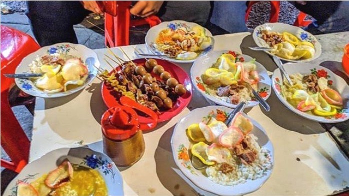 Gultik Blok M Plaza Pak Agus Budi via Instagram.com, 1. Bebek Kaleyo, 2. Bubur Ayam Barito, 3. Warung MJS, 4. Warteg Warmo, 5. Seafood 68 Santa, 6. Ikan Bakar Cianjur, 7. Plataran Dharmawangsa, 8. Ketoprak Ciragil &amp; Baso, Siomay Jhony, 9. Abunawas Restaurant – Kemang, 10. Mie Ayam Bakso Yunus, 11. Soto Betawi Haji Husen, 12. Roti Bakar Eddy Blok M, 13. Nasi Goreng Kebuli Apjay, 14. Sate Sambas, 15. Soto Kudus Blok M, 16. Bakso Boedjangan, 17. Gultik Blok M Plaza Pak Agus Budi, 18. Sop Kaki Kambing Bang Anen, 19. Dia.Lo.Gue, 20. Soto Ayam Ambengan Pak Sadi Asli, 21. Lele Crispy, 22. Restoran Garuda (Padang Cuisine), 23. Sarang Oci Restoran Manado, 24. Waroeng Aceh Kemang, 25. Warung Nagih, 26. Bebek Malio, 27. Namaaz Dining, 28. Daun Muda Soulfood, 29. Smarapura Traditional Resto, 30. Omah Pincuk, 31. Sop Buntut Ibu Samino, 32. Bakso Gondrong, 33. Seafood 45, 34. Nasi Goreng Warung Bhakti, 35. Nasi Uduk Ayam Goreng Kampung Melayu, 36. Coto Makassar Ampera Daeng Memang, 37. Sate Ayam dan Kambing RSPP H. Romli, 38. The Brotherhood, 39. Sophie Authentique, 40. Iga Bagus, 41. Ayam Bakar Win Net, 42. HaloNiko, 43. Nasi Goreng Muncul Malam, 44. Nasi Goreng Warna Warni Ijo Thole, 45. Nasi Goreng Kebuli Bom Bom, 46. Sate Ayam Barokah Khas Madura, 47. Angkringan Blok M Square, 48. Warung Nasi Uduk Betawi H. Satiri, 49. Nasi Ulam &amp; Nasi Uduk Ibu Yoyo, 50. Warung Pedes, 51. Warung Berkah Ibu Mudo Ayu, 52. Pocut Dara Pancoran