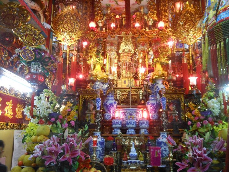 Hang Bac Temple via Tripadvisor, 1. Halong Bay, 2. Ho Tay Water Park, 3. St Joseph Cathedral, 4. Xeo Quyt Forest, 5. War Remnants Museum, 6. Municipal Beach, 7. Hoa Lo Prison Museum, 8. Hanoi Old Citadel, 9. Hang Bac Temple, 10. Hoan Kiem Lake, 11. Nha Trang, 12. Vietnam Military History Museum, 13. Turtle Tower, 14. Hoi An, 15. Kota Ho Chi Minh, 16. Ba Na Hills, 17. Sa Pa Terraces, 18. Kota Hue, 19. Marble Mountains, 20. Con Dao Beach, 21. Hoi An, 22. Ba Be Lake, 23. Saigon Zoo, 24. Cat Ba, 25. Vinpearl Land, 26. Sapa, 27. Can Tho, 28. Pham Ngu Lao Street, 29. Pulau Phu Quoc, 30. Ban Gioc Detian, 31. The Sand Dunes, 32. Monument Hue, 33. Pagoda Jade Emperor, 34. Thien Mu Pagoda, 35. Taman Nasional Phong Nha-Ke Bang