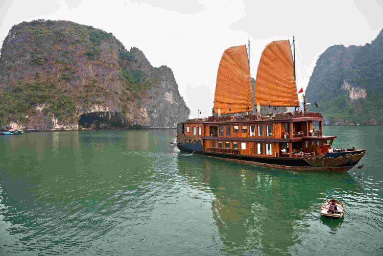 Halong Bay, 1. Halong Bay, 2. Ho Tay Water Park, 3. St Joseph Cathedral, 4. Xeo Quyt Forest, 5. War Remnants Museum, 6. Municipal Beach, 7. Hoa Lo Prison Museum, 8. Hanoi Old Citadel, 9. Hang Bac Temple, 10. Hoan Kiem Lake, 11. Nha Trang, 12. Vietnam Military History Museum, 13. Turtle Tower, 14. Hoi An, 15. Kota Ho Chi Minh, 16. Ba Na Hills, 17. Sa Pa Terraces, 18. Kota Hue, 19. Marble Mountains, 20. Con Dao Beach, 21. Hoi An, 22. Ba Be Lake, 23. Saigon Zoo, 24. Cat Ba, 25. Vinpearl Land, 26. Sapa, 27. Can Tho, 28. Pham Ngu Lao Street, 29. Pulau Phu Quoc, 30. Ban Gioc Detian, 31. The Sand Dunes, 32. Monument Hue, 33. Pagoda Jade Emperor, 34. Thien Mu Pagoda, 35. Taman Nasional Phong Nha-Ke Bang