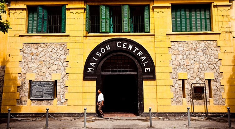 Hoa Lo Prison Museum via Adventurejourney, 1. Halong Bay, 2. Ho Tay Water Park, 3. St Joseph Cathedral, 4. Xeo Quyt Forest, 5. War Remnants Museum, 6. Municipal Beach, 7. Hoa Lo Prison Museum, 8. Hanoi Old Citadel, 9. Hang Bac Temple, 10. Hoan Kiem Lake, 11. Nha Trang, 12. Vietnam Military History Museum, 13. Turtle Tower, 14. Hoi An, 15. Kota Ho Chi Minh, 16. Ba Na Hills, 17. Sa Pa Terraces, 18. Kota Hue, 19. Marble Mountains, 20. Con Dao Beach, 21. Hoi An, 22. Ba Be Lake, 23. Saigon Zoo, 24. Cat Ba, 25. Vinpearl Land, 26. Sapa, 27. Can Tho, 28. Pham Ngu Lao Street, 29. Pulau Phu Quoc, 30. Ban Gioc Detian, 31. The Sand Dunes, 32. Monument Hue, 33. Pagoda Jade Emperor, 34. Thien Mu Pagoda, 35. Taman Nasional Phong Nha-Ke Bang