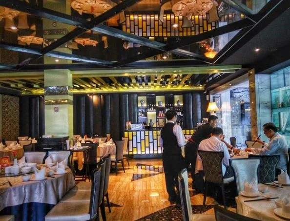 Holiday Restaurant, 1. The Hills Dining Restaurant Semarang, 2. Bowery Restaurant, 3. S2 Indonesia Restaurant, 4. The Tavern, 5. Spiegel Bar & Bistro, 6. The Ribs & Dips, 7. Sky Line – Lounge & Exclusive Dining, 8. Pesta Keboen Restoran Semarang, 9. Horapa Seafood & Thai Kitchen, 10. AtoZ Bar Wine & Brasserie (Non-Halal), 11. Marugame Udon & Tempura, Paragon Mall Semarang, 12. Steak Hotel by Holycow, 13. Verve Bistro & Coffee Bar, 14. Koenokoeni Café Gallery, 15. MENSA The Table, 16. Goodfellas (Tutup), 17. D’Blasteran, 18. Rustico (Tutup), 19. Holiday Restaurant, 20. St. Lawrence Dining