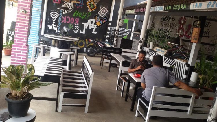 Ian Ozora Cafe, 1. RM Saung Bu Mansur, 2. Bebek Goreng H. Slamet, 3. Kopi Sabin, 4. Rumah Makan Sari Rahayu, 5. Oemah Tahu, 6. Neko Sushi, 7. Dapoer Central, 8. Rumah Makan Pondok Gurih, 9. Kedai Woeloeng Semampir, 10. Kedai Woeloeng, 11. Ayam SaKo, 12. Soto Krandegan Bpk. Aping, 13. Bakso Bu Tomo, 14. Serabine.Co, 15. Soto Bancar 1, 16. Warkope Nyong, 17. Nangkringan, 18. Kedai Ireng Banjarnegara, 19. Mie Ongklok Pak Tugi, 20. Padhang Wulan Coffee and Eatery, 21. Pikasto (Resto Pinggir Kali Serayu), 22. Bakso Gondang Rejo, 23. Ian Ozora Cafe, 24. Kun Cafe , 25. Queen Coffee, 26. Ethnic Cafe &amp; Oriental 99, 27. Rumah Kopi Banjarnegara, 28. Warung Buntil Mbah Abu