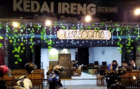 Kedai Ireng Banjarnegara, 1. RM Saung Bu Mansur, 2. Bebek Goreng H. Slamet, 3. Kopi Sabin, 4. Rumah Makan Sari Rahayu, 5. Oemah Tahu, 6. Neko Sushi, 7. Dapoer Central, 8. Rumah Makan Pondok Gurih, 9. Kedai Woeloeng Semampir, 10. Kedai Woeloeng, 11. Ayam SaKo, 12. Soto Krandegan Bpk. Aping, 13. Bakso Bu Tomo, 14. Serabine.Co, 15. Soto Bancar 1, 16. Warkope Nyong, 17. Nangkringan, 18. Kedai Ireng Banjarnegara, 19. Mie Ongklok Pak Tugi, 20. Padhang Wulan Coffee and Eatery, 21. Pikasto (Resto Pinggir Kali Serayu), 22. Bakso Gondang Rejo, 23. Ian Ozora Cafe, 24. Kun Cafe , 25. Queen Coffee, 26. Ethnic Cafe &amp; Oriental 99, 27. Rumah Kopi Banjarnegara, 28. Warung Buntil Mbah Abu