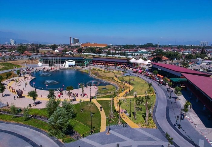 Kiara Artha Park, 1. Warung Langit, 2. Mercusuar Cafe and Resto, 3. Hutan Menyala Djuanda Bandung, 4. Caringin Tilu ( Cartil ), 5. Puncak Ciumbuleuit ( Punclut Bandung ), 6. Dago Tea House, 7. Geger Bintang Matahari Gunung Putri, 9. Gedung Sate, 10. Jalan Braga, 11. Alun – Alun Kota Bandung, 12. Kampung Daun, 13. Lampion Park, 14. Cikapundung River Spot, 15. Lembang Wonderland, 16. Lereng Anteng Panoramic, 17. D’Dieuland, 18. Mountain Breeze, 19. Taman Vanda, 20. Dago Bakery, 21. Kiara Artha Park, 22. Wisata Puncak Bintang