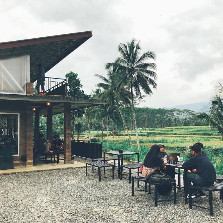 Kopi Sabin, 1. RM Saung Bu Mansur, 2. Bebek Goreng H. Slamet, 3. Kopi Sabin, 4. Rumah Makan Sari Rahayu, 5. Oemah Tahu, 6. Neko Sushi, 7. Dapoer Central, 8. Rumah Makan Pondok Gurih, 9. Kedai Woeloeng Semampir, 10. Kedai Woeloeng, 11. Ayam SaKo, 12. Soto Krandegan Bpk. Aping, 13. Bakso Bu Tomo, 14. Serabine.Co, 15. Soto Bancar 1, 16. Warkope Nyong, 17. Nangkringan, 18. Kedai Ireng Banjarnegara, 19. Mie Ongklok Pak Tugi, 20. Padhang Wulan Coffee and Eatery, 21. Pikasto (Resto Pinggir Kali Serayu), 22. Bakso Gondang Rejo, 23. Ian Ozora Cafe, 24. Kun Cafe , 25. Queen Coffee, 26. Ethnic Cafe &amp; Oriental 99, 27. Rumah Kopi Banjarnegara, 28. Warung Buntil Mbah Abu
