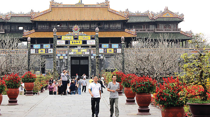 Kota Hue, 1. Halong Bay, 2. Ho Tay Water Park, 3. St Joseph Cathedral, 4. Xeo Quyt Forest, 5. War Remnants Museum, 6. Municipal Beach, 7. Hoa Lo Prison Museum, 8. Hanoi Old Citadel, 9. Hang Bac Temple, 10. Hoan Kiem Lake, 11. Nha Trang, 12. Vietnam Military History Museum, 13. Turtle Tower, 14. Hoi An, 15. Kota Ho Chi Minh, 16. Ba Na Hills, 17. Sa Pa Terraces, 18. Kota Hue, 19. Marble Mountains, 20. Con Dao Beach, 21. Hoi An, 22. Ba Be Lake, 23. Saigon Zoo, 24. Cat Ba, 25. Vinpearl Land, 26. Sapa, 27. Can Tho, 28. Pham Ngu Lao Street, 29. Pulau Phu Quoc, 30. Ban Gioc Detian, 31. The Sand Dunes, 32. Monument Hue, 33. Pagoda Jade Emperor, 34. Thien Mu Pagoda, 35. Taman Nasional Phong Nha-Ke Bang