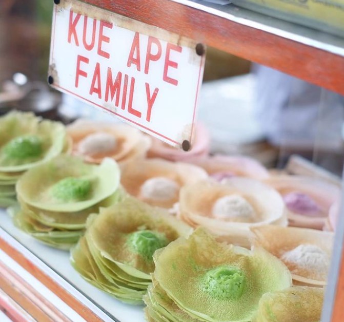 Kue Ape Family via Instagram.com @foodnotestoreis, 1. Restoran Braga Permai, 2. Mie Rica Kejaksaan, 3. Soto Ahri Bandung, 4. Kue Balok Cihapit Mang Udju, 5. Warung Taru, 6. Nasi Kuning Sumur Bandung, 7. Warung Utem, 8. Sate Jando, 9. Bubur Ayam Mang H. Oyo, 10. Lontong Sayur Padang Dipatiukur, 11. Kupat Tahu Lontong Kari Cicendo, 12. Bubur Ayam Jalaprang, 13. Sate Hadori, 14. Soto Ojolali, 15. Bubur Ayam Gibbas, 16. Kue Ape Family, 17. Kolak Campur Ibu Sari, 18. Kembang Tahu Alkateri, 19. Bubur Ayam Kang Dedi, 20. Bubur Ayam H Amid, 21. Restoran Kehidupan Tidak Pernah Berakhir, 22. Batagor Haji Yunus, 23. Sari Sari – Aneka Kue Jajan Pasar, 24. Soto Sedap Boyolali, 25. Lontong Kari Ayam Bu Sri, 26. Lotek Kalipah Apo 42, 27. Nasi Goreng Aep’s, 28. Bubur Ayam Serburame, 29. Gudeg Jogja, 30. Toko Roti & Kuweh Sidodadi (Toko Sidodadi Roti & Kue), 31. Bubur Ayam Bejo, 32. Gado-Gado Teuku Angkasa / Gado-Gado Tengku Angkasa, 33. Warung Nasi SPG, 34. Warung Nasi Ibu Imas, 35. Roti Gempol, 36. Lotek Mahmud, 37. Cafe Madtari, 38. Warung Kopi Purnama, 39. Kupat Tahu Gempol, 40. Lontong Kari Kebon Karet, 41. Warung Bu Eha, 42. Surabi Cihapit