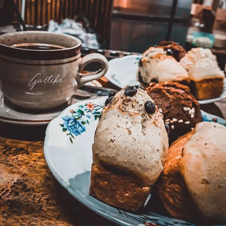 Kue Balok Cihapit Mang Udju, 1. Restoran Braga Permai, 2. Mie Rica Kejaksaan, 3. Soto Ahri Bandung, 4. Kue Balok Cihapit Mang Udju, 5. Warung Taru, 6. Nasi Kuning Sumur Bandung, 7. Warung Utem, 8. Sate Jando, 9. Bubur Ayam Mang H. Oyo, 10. Lontong Sayur Padang Dipatiukur, 11. Kupat Tahu Lontong Kari Cicendo, 12. Bubur Ayam Jalaprang, 13. Sate Hadori, 14. Soto Ojolali, 15. Bubur Ayam Gibbas, 16. Kue Ape Family, 17. Kolak Campur Ibu Sari, 18. Kembang Tahu Alkateri, 19. Bubur Ayam Kang Dedi, 20. Bubur Ayam H Amid, 21. Restoran Kehidupan Tidak Pernah Berakhir, 22. Batagor Haji Yunus, 23. Sari Sari – Aneka Kue Jajan Pasar, 24. Soto Sedap Boyolali, 25. Lontong Kari Ayam Bu Sri, 26. Lotek Kalipah Apo 42, 27. Nasi Goreng Aep’s, 28. Bubur Ayam Serburame, 29. Gudeg Jogja, 30. Toko Roti & Kuweh Sidodadi (Toko Sidodadi Roti & Kue), 31. Bubur Ayam Bejo, 32. Gado-Gado Teuku Angkasa / Gado-Gado Tengku Angkasa, 33. Warung Nasi SPG, 34. Warung Nasi Ibu Imas, 35. Roti Gempol, 36. Lotek Mahmud, 37. Cafe Madtari, 38. Warung Kopi Purnama, 39. Kupat Tahu Gempol, 40. Lontong Kari Kebon Karet, 41. Warung Bu Eha, 42. Surabi Cihapit