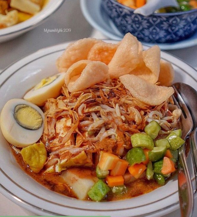 Kupat Tahu Lontong Kari Cicendo via Isntagram.com @mytastmylife, 1. Restoran Braga Permai, 2. Mie Rica Kejaksaan, 3. Soto Ahri Bandung, 4. Kue Balok Cihapit Mang Udju, 5. Warung Taru, 6. Nasi Kuning Sumur Bandung, 7. Warung Utem, 8. Sate Jando, 9. Bubur Ayam Mang H. Oyo, 10. Lontong Sayur Padang Dipatiukur, 11. Kupat Tahu Lontong Kari Cicendo, 12. Bubur Ayam Jalaprang, 13. Sate Hadori, 14. Soto Ojolali, 15. Bubur Ayam Gibbas, 16. Kue Ape Family, 17. Kolak Campur Ibu Sari, 18. Kembang Tahu Alkateri, 19. Bubur Ayam Kang Dedi, 20. Bubur Ayam H Amid, 21. Restoran Kehidupan Tidak Pernah Berakhir, 22. Batagor Haji Yunus, 23. Sari Sari – Aneka Kue Jajan Pasar, 24. Soto Sedap Boyolali, 25. Lontong Kari Ayam Bu Sri, 26. Lotek Kalipah Apo 42, 27. Nasi Goreng Aep’s, 28. Bubur Ayam Serburame, 29. Gudeg Jogja, 30. Toko Roti & Kuweh Sidodadi (Toko Sidodadi Roti & Kue), 31. Bubur Ayam Bejo, 32. Gado-Gado Teuku Angkasa / Gado-Gado Tengku Angkasa, 33. Warung Nasi SPG, 34. Warung Nasi Ibu Imas, 35. Roti Gempol, 36. Lotek Mahmud, 37. Cafe Madtari, 38. Warung Kopi Purnama, 39. Kupat Tahu Gempol, 40. Lontong Kari Kebon Karet, 41. Warung Bu Eha, 42. Surabi Cihapit