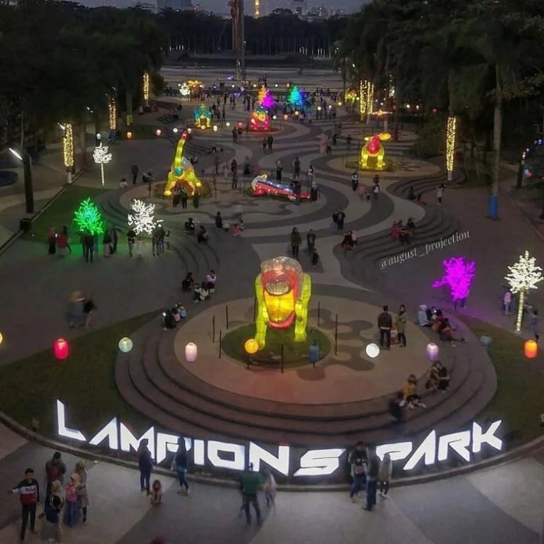 Lampion Park via Instagram.com @august_projection, 1. Warung Langit, 2. Mercusuar Cafe and Resto, 3. Hutan Menyala Djuanda Bandung, 4. Caringin Tilu ( Cartil ), 5. Puncak Ciumbuleuit ( Punclut Bandung ), 6. Dago Tea House, 7. Geger Bintang Matahari Gunung Putri, 9. Gedung Sate, 10. Jalan Braga, 11. Alun – Alun Kota Bandung, 12. Kampung Daun, 13. Lampion Park, 14. Cikapundung River Spot, 15. Lembang Wonderland, 16. Lereng Anteng Panoramic, 17. D’Dieuland, 18. Mountain Breeze, 19. Taman Vanda, 20. Dago Bakery, 21. Kiara Artha Park, 22. Wisata Puncak Bintang