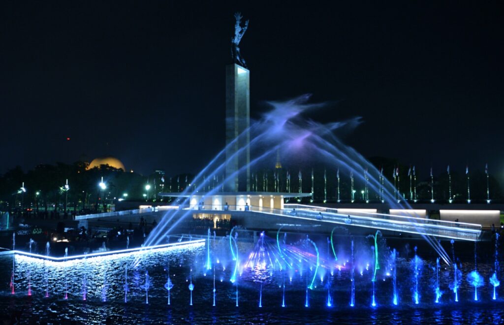 Lapangan Banteng via InfoPublik, 1. Main ke Kota Tua Jakarta Pada Malam Hari, 2. Jimbaran Ancol, 3. Pantai Karnaval Ancol, 4. Monumen Nasional, 5. Taman Ismail Marzuki, 6. Taman Ayodya, 7. Wisata malam Jakarta kulineran lagi ke Pasar Santa, 8. Main ke Setu Babakan, 9. Taman Mini Indonesia Indah (TMII), 10. Pantai Lagoon Ancol, 11. Ancol Beach City, 12. Dufan Night Ancol, 13. Skywalk Senayan Park, 14. Taman Kota, 15. SKYE Bar, 16. Segarra Ancol, 17. Pantai Indah Kapuk, 18. JPO Gelora Bung Karno, 19. JPO Pinisi (Karet Sudirman), 20. Old Shanghai, 21. Le Bridge, 22. Dancing Fountain Symphony Of The Sea, 23. Air Mancur menari di Lapangan Banteng, 24. Pasar Baru