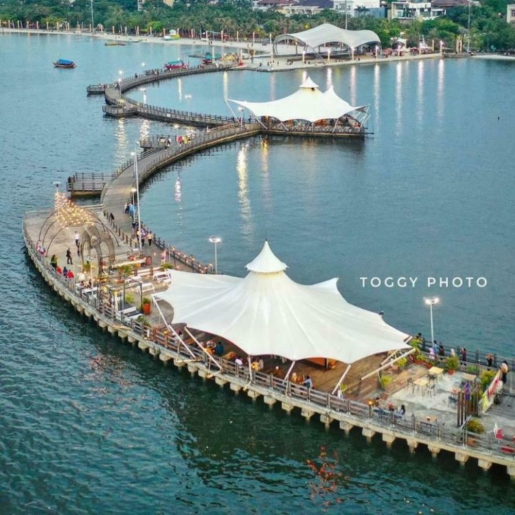 Le Bridge - tempat dinner romantis jakarta, 1. Suka Thai, 2. Gioi By The Farm, 3. Wolfgang’s Steakhouse, 4. Hutan Kota by Plataran, 5. Henshin Restaurant, 6. Odysseia Pacific Place , 7. Jimbaran Lounge &amp; Outdoor, 8. Sky Garden Café, 9. Enmaru, 11. Amuz Gourmet SCBD, 12. Bottega Ristorante, 13. Animale Restaurant, 14. SKYE Bar &amp; Restaurant, 15. Hause Rooftop, 16. Le Bridge