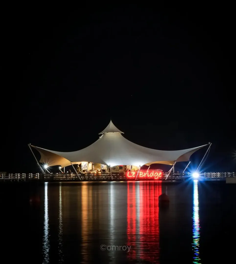 Le Bridge via Instagram.com @omroy02_, 1. Main ke Kota Tua Jakarta Pada Malam Hari, 2. Jimbaran Ancol, 3. Pantai Karnaval Ancol, 4. Monumen Nasional, 5. Taman Ismail Marzuki, 6. Taman Ayodya, 7. Wisata malam Jakarta kulineran lagi ke Pasar Santa, 8. Main ke Setu Babakan, 9. Taman Mini Indonesia Indah (TMII), 10. Pantai Lagoon Ancol, 11. Ancol Beach City, 12. Dufan Night Ancol, 13. Skywalk Senayan Park, 14. Taman Kota, 15. SKYE Bar, 16. Segarra Ancol, 17. Pantai Indah Kapuk, 18. JPO Gelora Bung Karno, 19. JPO Pinisi (Karet Sudirman), 20. Old Shanghai, 21. Le Bridge, 22. Dancing Fountain Symphony Of The Sea, 23. Air Mancur menari di Lapangan Banteng, 24. Pasar Baru