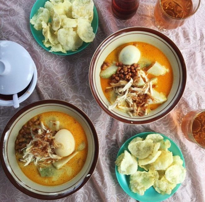 Lontong Kari Ayam Bu Sri via Instagram.com @y.eat, 1. Restoran Braga Permai, 2. Mie Rica Kejaksaan, 3. Soto Ahri Bandung, 4. Kue Balok Cihapit Mang Udju, 5. Warung Taru, 6. Nasi Kuning Sumur Bandung, 7. Warung Utem, 8. Sate Jando, 9. Bubur Ayam Mang H. Oyo, 10. Lontong Sayur Padang Dipatiukur, 11. Kupat Tahu Lontong Kari Cicendo, 12. Bubur Ayam Jalaprang, 13. Sate Hadori, 14. Soto Ojolali, 15. Bubur Ayam Gibbas, 16. Kue Ape Family, 17. Kolak Campur Ibu Sari, 18. Kembang Tahu Alkateri, 19. Bubur Ayam Kang Dedi, 20. Bubur Ayam H Amid, 21. Restoran Kehidupan Tidak Pernah Berakhir, 22. Batagor Haji Yunus, 23. Sari Sari – Aneka Kue Jajan Pasar, 24. Soto Sedap Boyolali, 25. Lontong Kari Ayam Bu Sri, 26. Lotek Kalipah Apo 42, 27. Nasi Goreng Aep’s, 28. Bubur Ayam Serburame, 29. Gudeg Jogja, 30. Toko Roti & Kuweh Sidodadi (Toko Sidodadi Roti & Kue), 31. Bubur Ayam Bejo, 32. Gado-Gado Teuku Angkasa / Gado-Gado Tengku Angkasa, 33. Warung Nasi SPG, 34. Warung Nasi Ibu Imas, 35. Roti Gempol, 36. Lotek Mahmud, 37. Cafe Madtari, 38. Warung Kopi Purnama, 39. Kupat Tahu Gempol, 40. Lontong Kari Kebon Karet, 41. Warung Bu Eha, 42. Surabi Cihapit